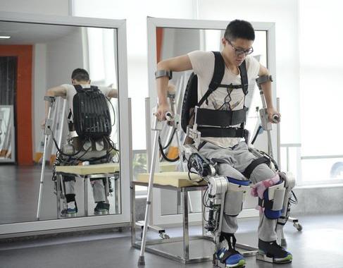 这是2015年,残疾人林寒穿着电子科技大学机器人研究中心研发的外